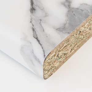 Πάγκος κουζίνας laminate Calacatta 4cm πάχος με λευκή βάση και έντονες γκρι φλέβες τύπου ιταλικού μαρμάρου, ματ stone texture επιφάνεια