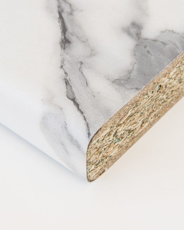 Πάγκος κουζίνας laminate Calacatta 4cm πάχος με λευκή βάση και έντονες γκρι φλέβες τύπου ιταλικού μαρμάρου, ματ stone texture επιφάνεια