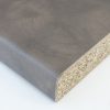 «Πάγκος κουζίνας laminate σε απόχρωση γκρι βουρτσισμένο (8045), με ματ υφή και βιομηχανικό στυλ.»
