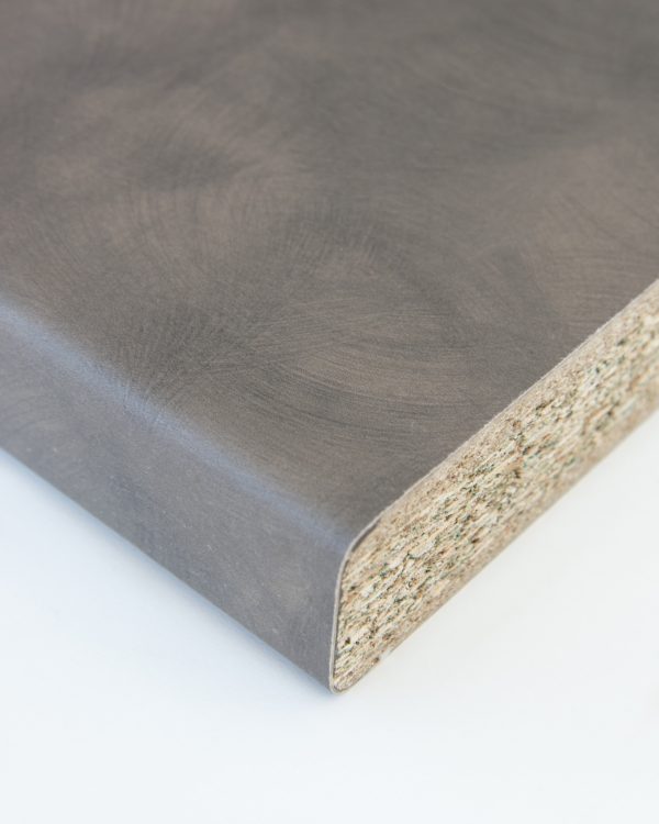 «Πάγκος κουζίνας laminate σε απόχρωση γκρι βουρτσισμένο (8045), με ματ υφή και βιομηχανικό στυλ.»